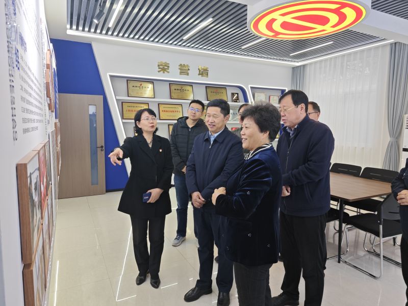 日粉嫩B2025年05月09日上午 安阳市人大常委会副主任、市总工会党组书记、主席夏军一行莅临华阳电磁铁参观调研；对公司2023年全国五一劳动奖章获得者汪利娜慰问，并听取劳模工作室相关情况汇报